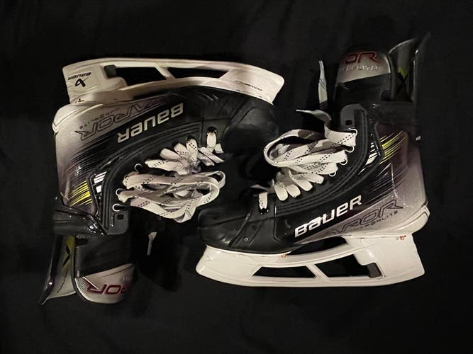 Bauer Vapor Hyperlite 2 Hockey Skates Regular Width 6 (Used)