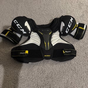 Small Junior CCM Tacks 9060 Shoulder Pads (Used)