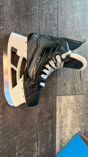 2024 Bauer Hockey Skates Regular Width Size 1.5 (Used)