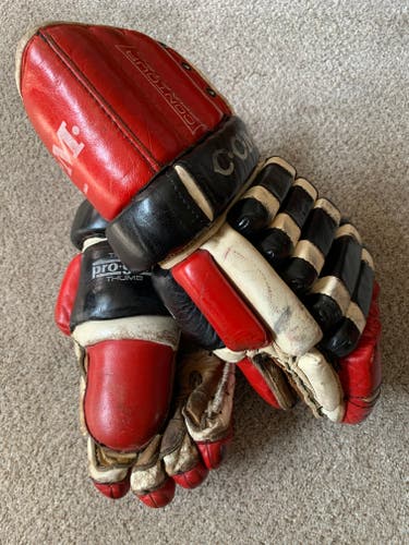 CCM Blackhawks 501105 - Vintage NHL Gloves