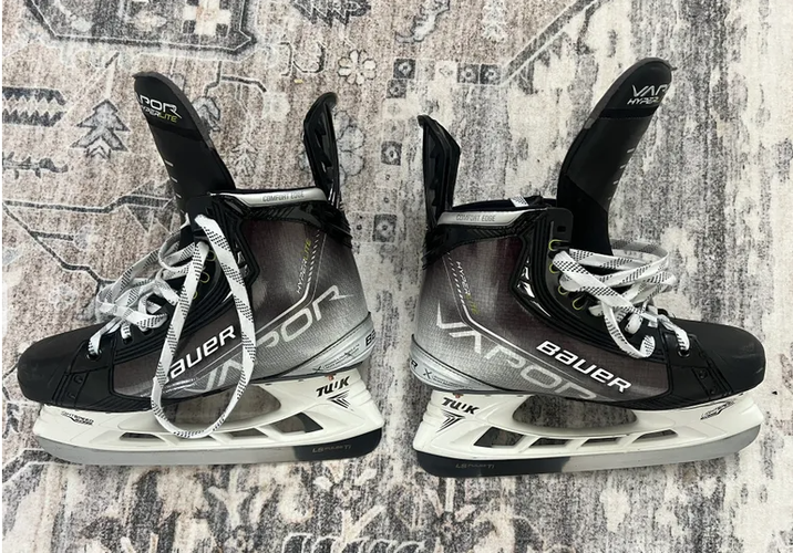 Bauer Vapor Hyperlite Hockey Skates 9.5 (Used)