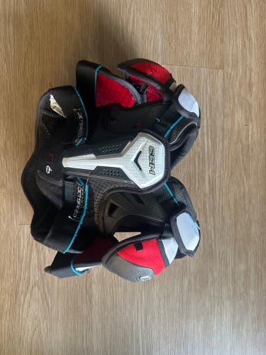 Small Junior CCM JETSPEED FT6 Shoulder Pads (Used)