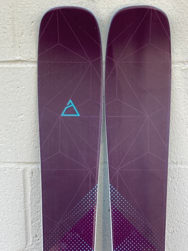 MINT CONDITION Women's Renoun Earhart 88 163 cm Skis With Bindings | Max DIN 13