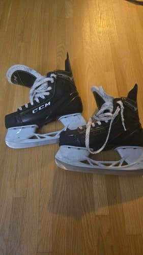 CCM Super Tacks 9350 Hockey Skates Size 4 (Used)