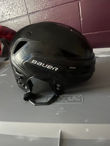 Medium black Bauer Re-Akt 85 Helmet (Used)