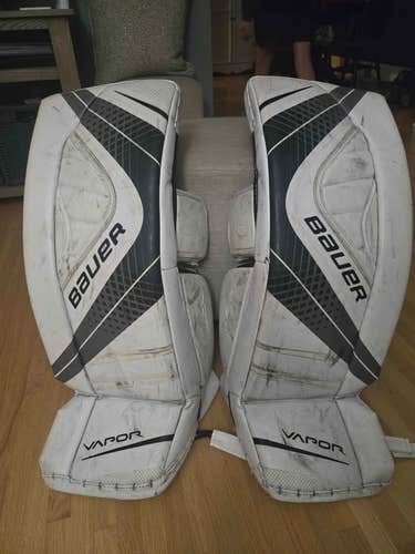 Medium Bauer Vapor X900 Goalie Leg Pads (Used)