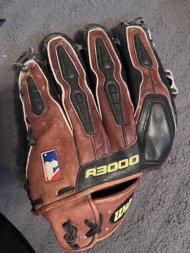 Wilson A3000 RH Infield Baseball Glove 11.5" (Used)