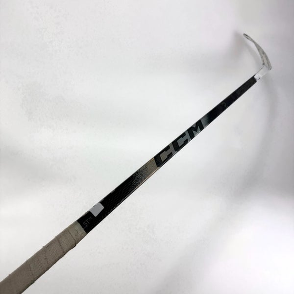 Used Right CCM Ribcor Trigger 10 Pro | 75 Flex P28M Curve Grip | E404