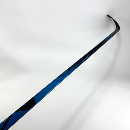 Used Right Bauer Nexus League | 70 Flex P28 Curve Grip | E399