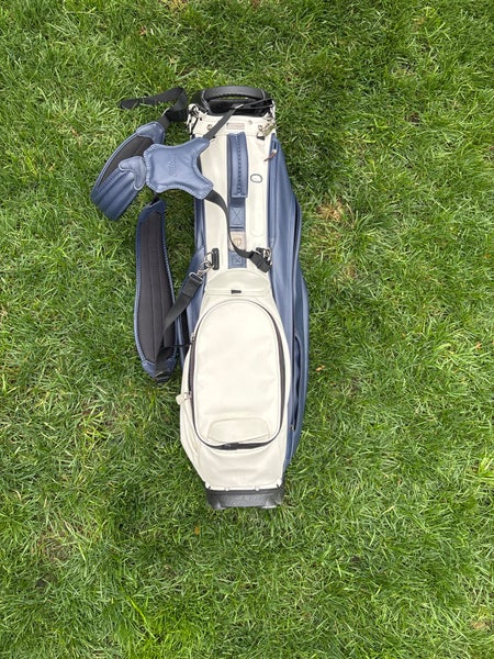 Titles links, golf bag