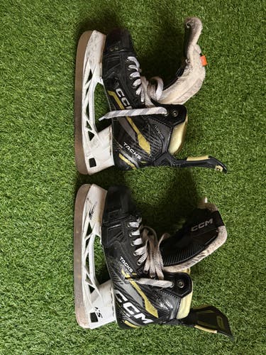 2022 CCM AS-V Pro Hockey Skates Regular Width 7 (Used)