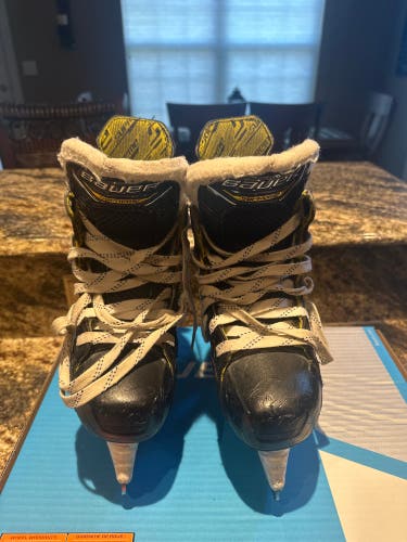 2022 Bauer Supreme M4 Hockey Skates Regular Width Size 2 (Used)