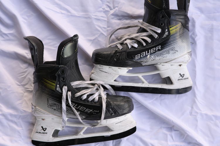 Bauer Vapor Hyperlite 2 Hockey Skates Wide Width 6.5 (Used)