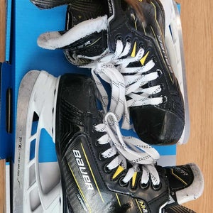 Youth Bauer Supreme M40 Hockey Skates Regular Width 12 (Used)