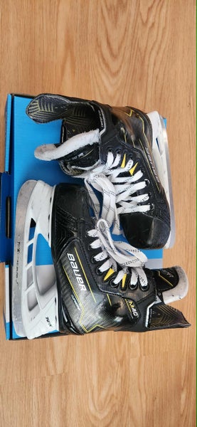 Youth Bauer Supreme M40 Hockey Skates Regular Width 12 (Used)