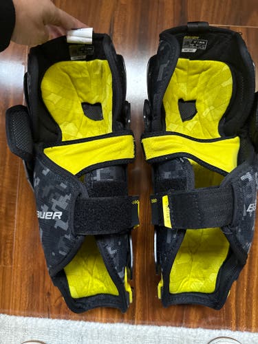 Intermediate Bauer Supreme M3 12" Shin Pads (Used)