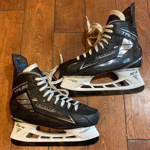 True Catalyst 9X4 7.5R Skates 263 Lightspeed Edge Holders & Step Blacksteel *Read Full Description *