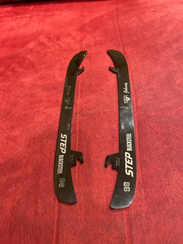 CCM Black Step Steel 221 mm (Used)