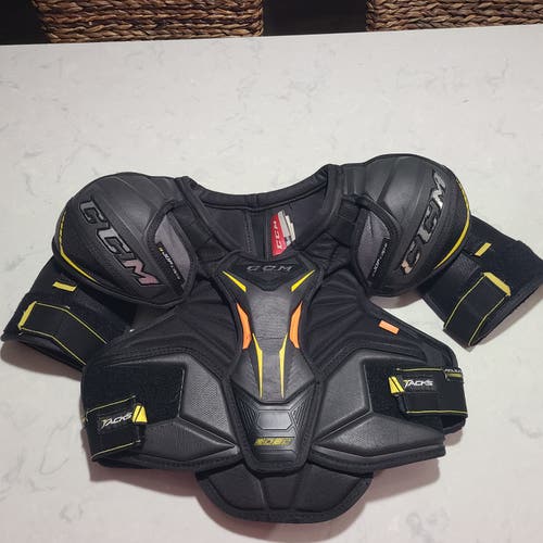 Men's Small Senior CCM Tacks 9080 Shoulder Pads (Used)
