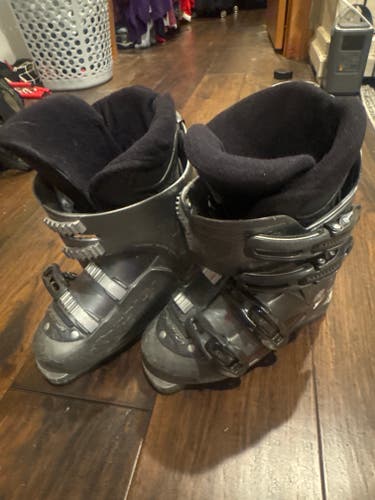 Mondo 23 & 23.5 Nordica Ski Boots (Used)