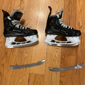 2024 Bauer Supreme M5 Pro Hockey Skates Regular Width Size 2.5 (Used)