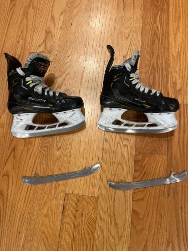 2024 Bauer Supreme M5 Pro Hockey Skates Regular Width Size 2.5 (Used)