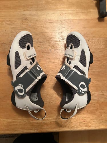 Women's Size 8 Pearl Izumi Bike Shoes (Used)