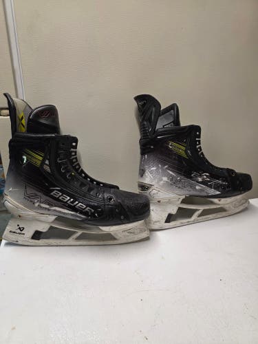 Bauer Vapor Hyperlite 2 Hockey Skates 9.5 (Used) No Blades