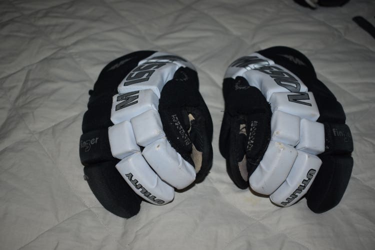 Mission Utility 3-Finger Hockey Gloves, Black/White, Junior Small 10 Inches - Good Condition!