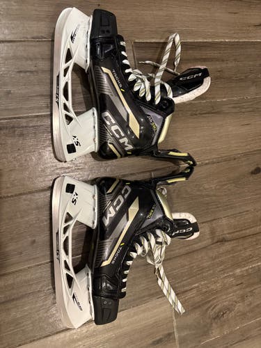 CCM AS-590 Hockey Skates Wide Width 8.5 (Used)