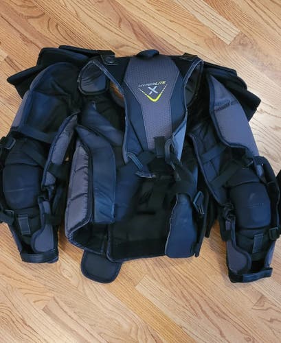 Medium Bauer Hyperlite Goalie Chest Protector (Used)