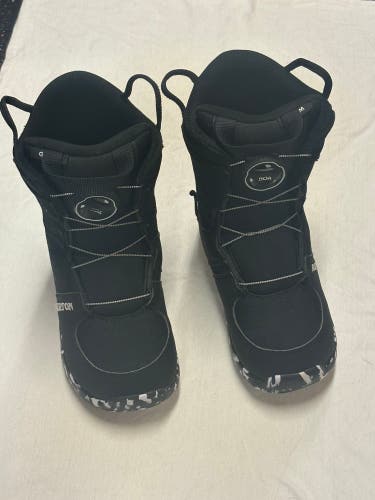 1Y (Big Kids / Youth) Burton Grom Snowboard Boots (Used)