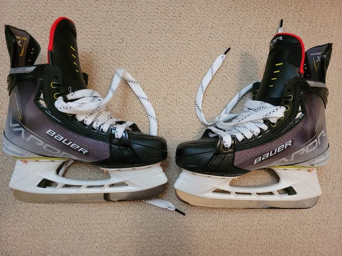 Bauer Vapor Hyperlite Hockey Skates Regular Width Size 5 (New)