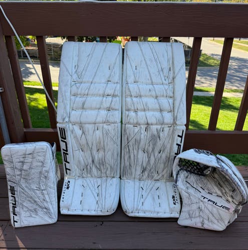 34" True Catalyst 9X3 Goalie Pad Combo (Used)