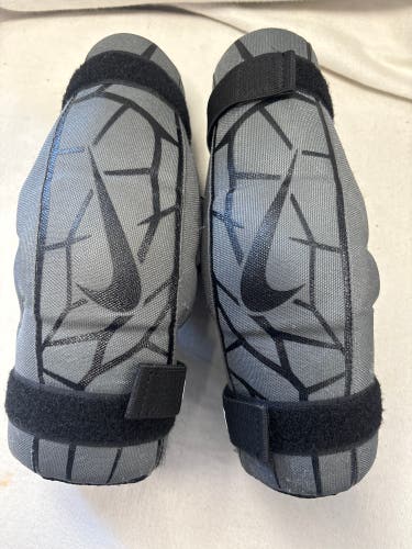 Medium Youth Nike Vapor Arm Pads (Used)