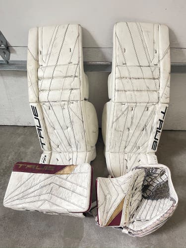 TRUE LEG PADS / VAUGHN GLOVES / WARRIOR
HELMET