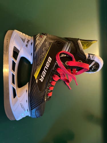 2025 Bauer Vapor X4 Hockey Skates Regular Width Size 2 (Used)