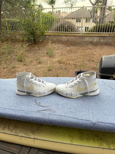 Men's Size M 9.0 (W 10.0) Nike Shoes (Used)