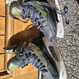 2024 True Catalyst 7 Hockey Skates Size 3 (Used)