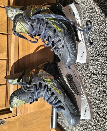 2024 True Catalyst 7 Hockey Skates Size 3 (Used)