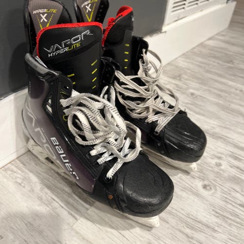 Bauer Vapor Hyperlite Hockey Skates Regular Width 9.5 (Used)