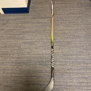 Intermediate Bauer Vapor Hyperlite 2 Right Handed Hockey Stick P90TM (New)