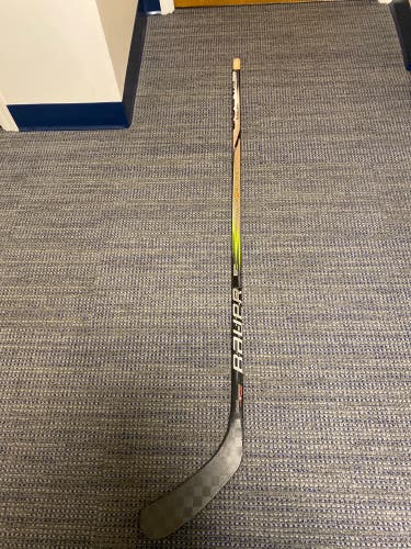 Intermediate Bauer Vapor Hyperlite 2 Right Handed Hockey Stick P90TM (New)
