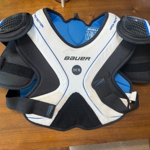 Men's XL Senior Bauer supreme one 15 Shoulder Pads (Used)