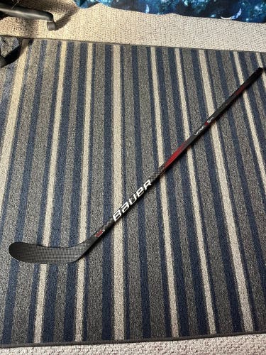 Senior Bauer Vapor X5 Pro Right Handed Hockey Stick P28 (Used)