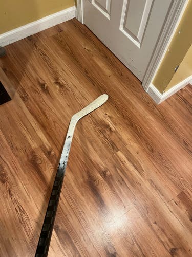 Intermediate Extra Lite Right Handed Hockey Stick P28 (Used)