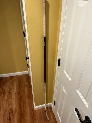 Intermediate Extra Lite Right Handed Hockey Stick P28 (Used)