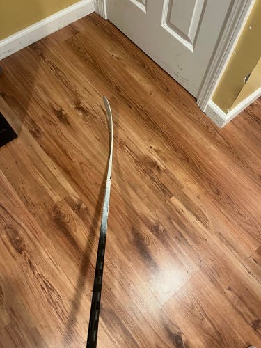 Intermediate Extra Lite Right Handed Hockey Stick P28 (Used)