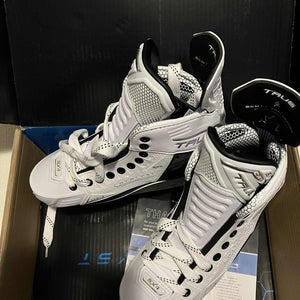 2025 True Catalyst 5X4 Hockey Skates Wide Width Pro Stock 9 (New)