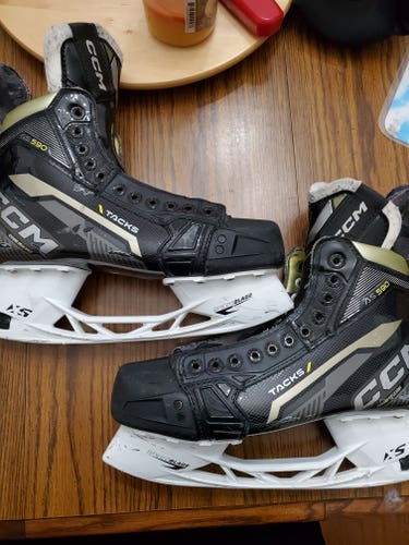 2024 CCM AS-590 Hockey Skates Wide Width 9 (Used)